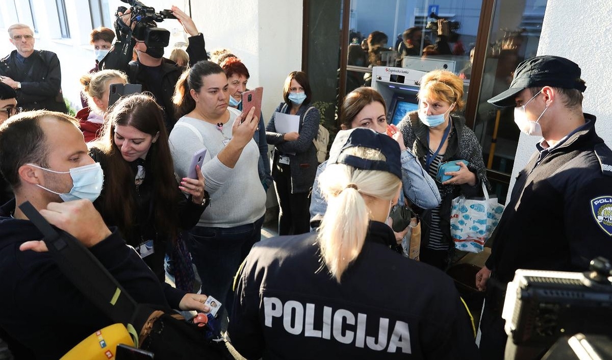 VIDEO Prosvjednik policajcima: Recite medijima da ste na našoj strani