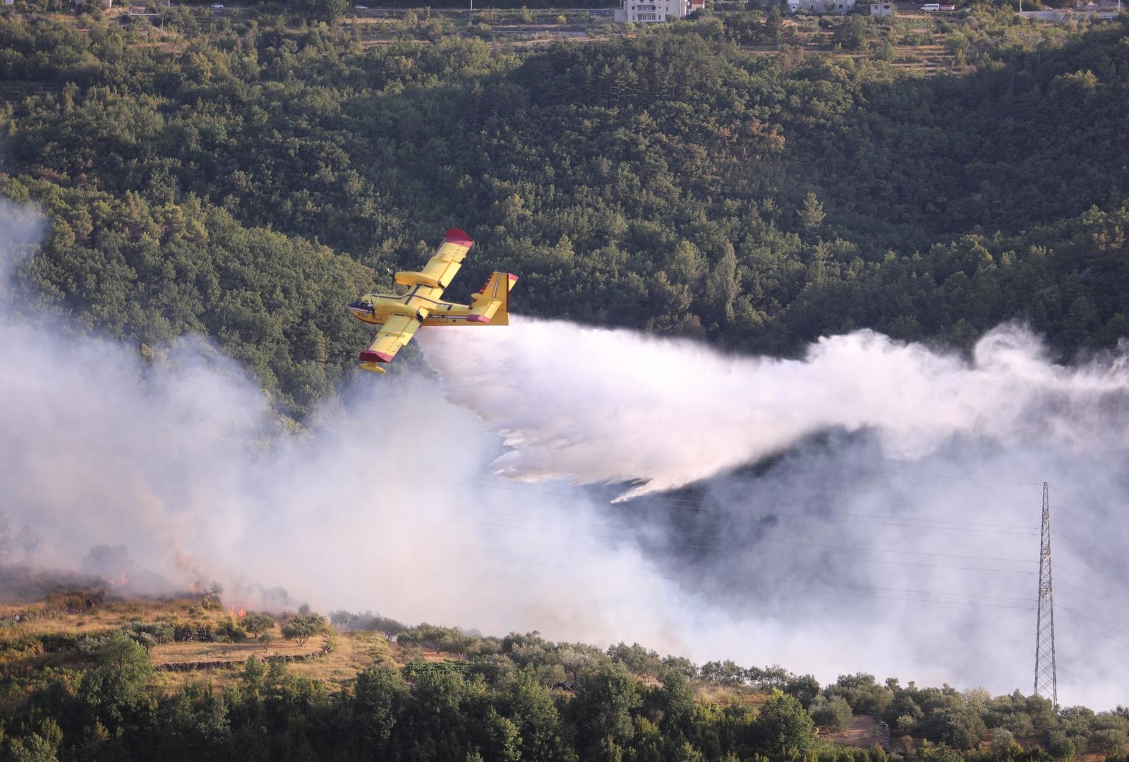 Kanader stigao u Žrnovnicu, očekuje se da će požar uskoro biti ugašen