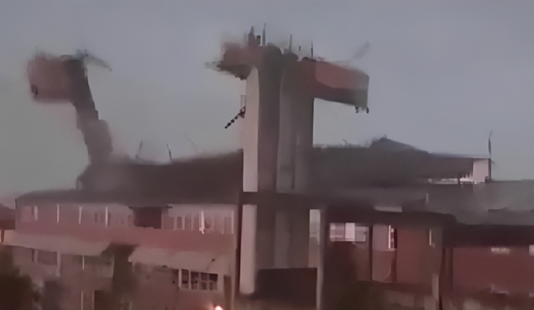 VIDEO Snažan vjetar odnio krov srednje škole u Županji