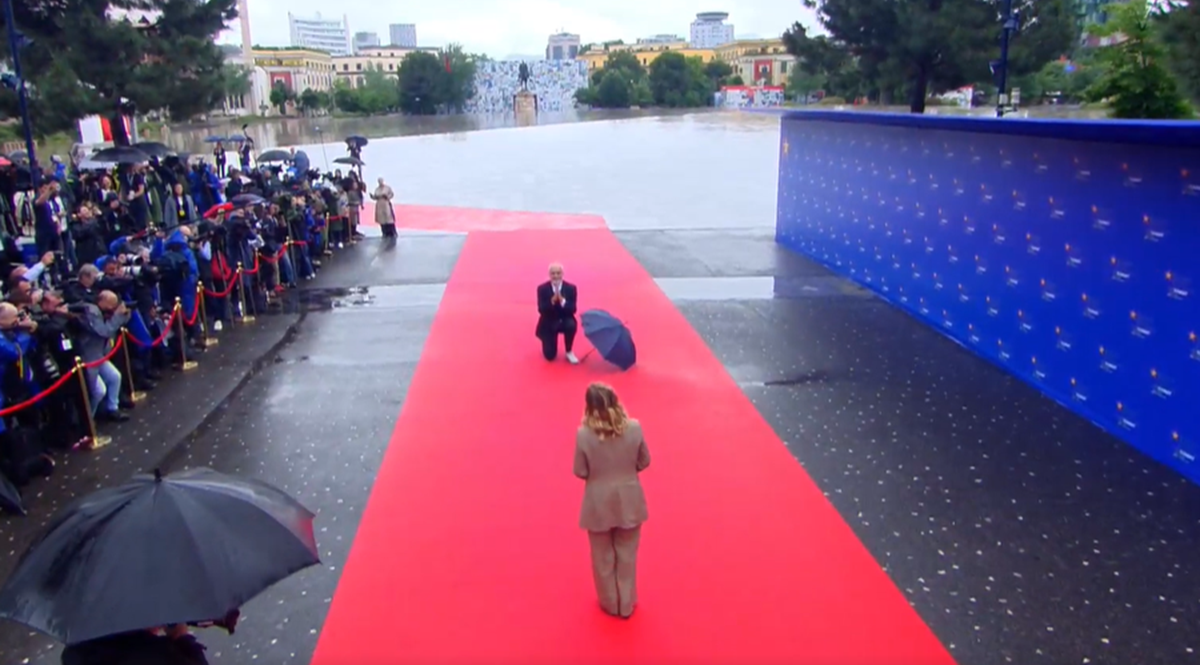 Albanski premijer na koljenima dočekao Meloni, pogledajte snimku
