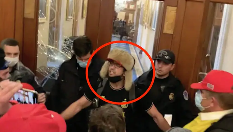 Napadač na Kapitol kojeg je Trump ove godine pomilovao uhićen zbog razbojništva