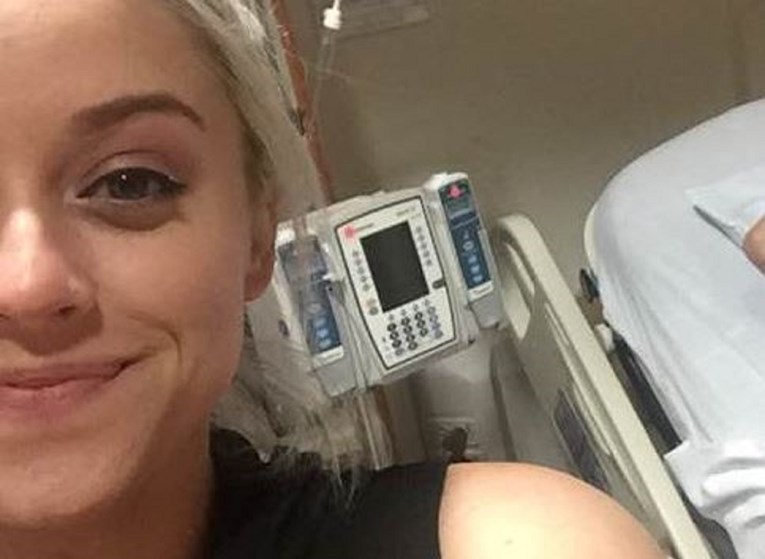 Selfie cure iz bolnice postao hit zbog onoga što se događa iza nje
