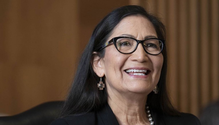 Tko je Deb Haaland, Indijanka koja je postala ministrica unutarnjih poslova u SAD-u?