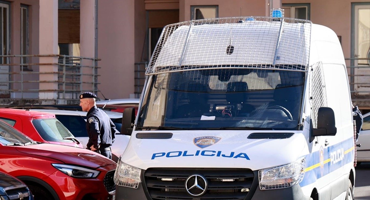 Tinejdžerica u Koprivnici dilala travu djeci kod škole. Optužena je