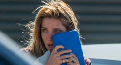 Supruga slavnog glumca snimljena kako izlazi iz aviona u zabrinjavajućem izdanju