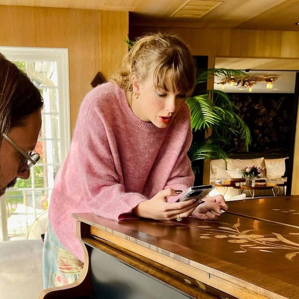 Jesenski favorit Taylor Swift: Pulover koji svi žele u svom ormaru
