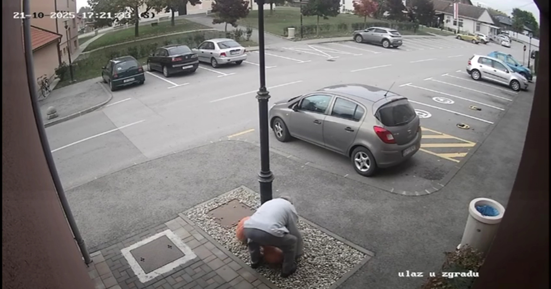 Općina Rovišće ostala bez bundeva koje su krasile ulaz u zgradu, objavili snimku