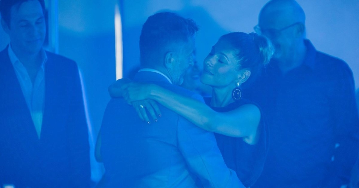 Jelena Perčin i Ante Gelo uhvaćeni u zagrljaju na koncertu glumaca za Olivera