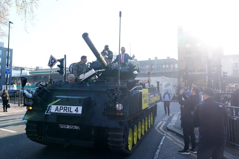 VIDEO Boksačka zvijezda tenkom došla na presicu