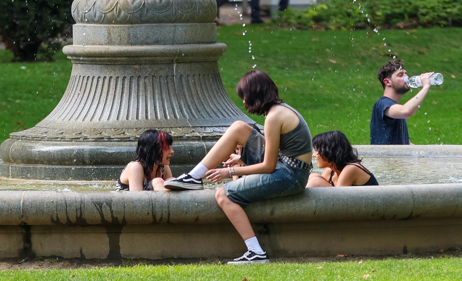 Zagrepčani spas od vrućina potražili u fontani na Zrinjevcu