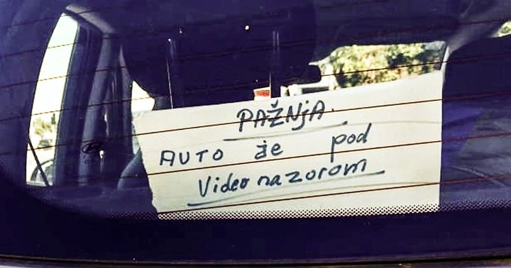 Zbog jedne greške poruka na autu u Dalmaciji je hit, ljudi pišu: Žali Bože novaca