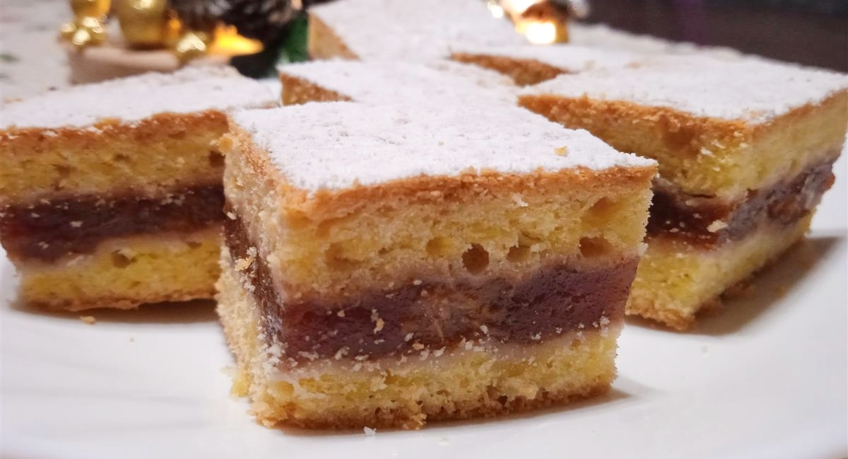 Recept dana: Prhka pita s mirisnim nadjevom od šljiva i pudinga od vanilije