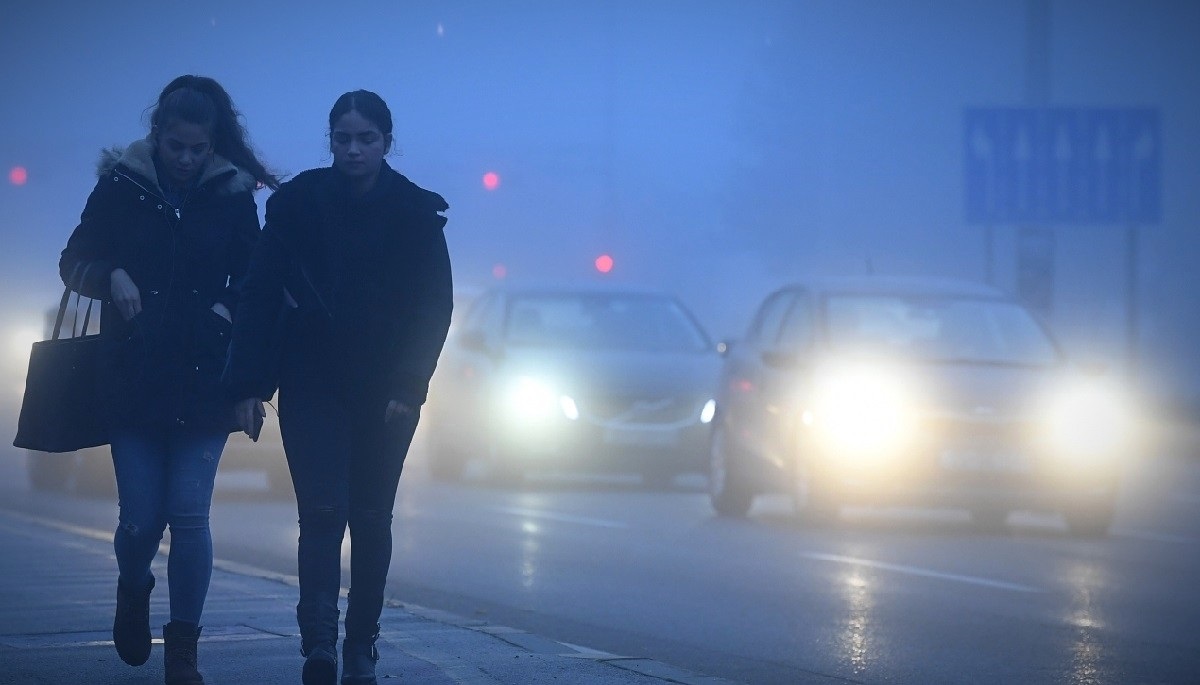 Vozači, polako! Ceste su mokre i skliske, a ima i magle