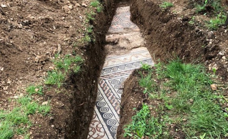 U Italiji otkriven savršeno očuvan mozaik iz vile stare preko 1700 godina