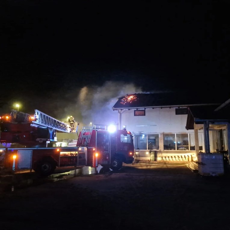 Gorio krov kuće u Šibeniku, vatrogasci gasili požar do ponoći