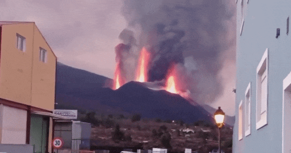 VIDEO Vulkan koji tjednima uništava turistički otok postao je još opasniji