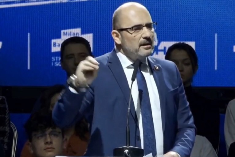 VIDEO Pogledajte kako se Brkić derao na Kolindinom skupu