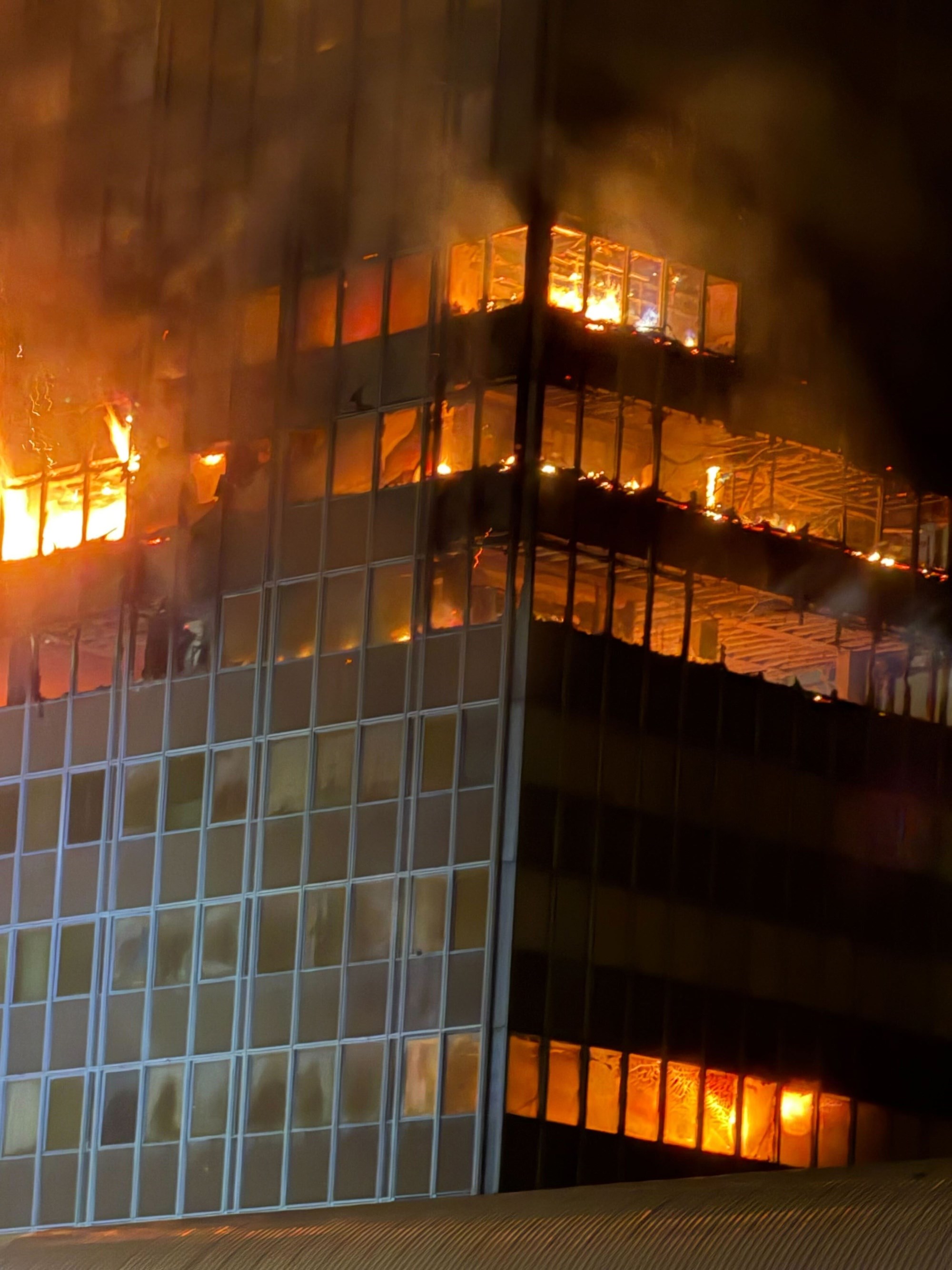 Šef vatrogasaca: Vjesnik gasi 80 vatrogasaca, ulazak u zgradu još nije siguran