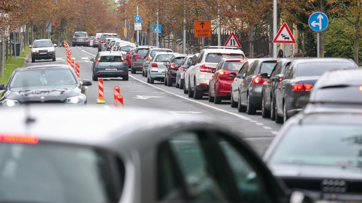 Beroš reagirao zbog gužvi na testiranju u Zagrebu, traži da se otvore dodatna mjesta