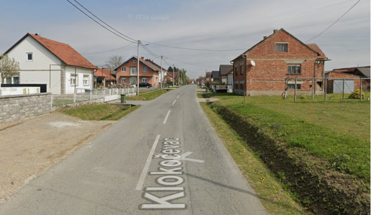 Kod Bjelovara pijan prebrzo vozio. Zabio se u auto, ogradu i dva stupa