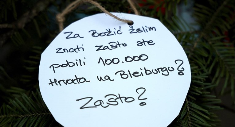 Novi ukrasi na Jelačićevom trgu: "Zašto ste pobili 100.000 Hrvata na Bleiburgu?"