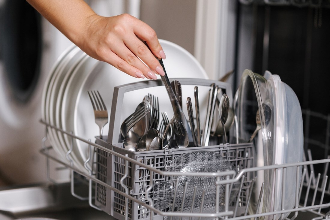 Vilice i noževe okrećete prema gore ili dolje? Evo kako slagati pribor u perilicu