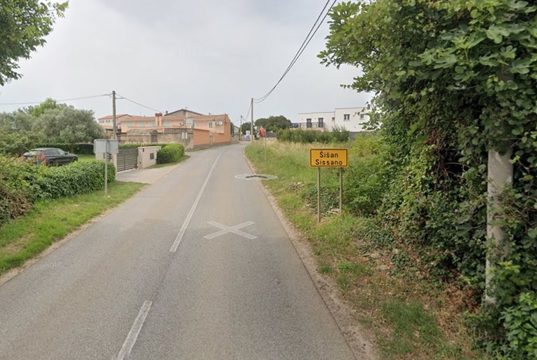 Kod Pule izbio požar u garaži, muškarac pokušao gasiti vatru pa stradao