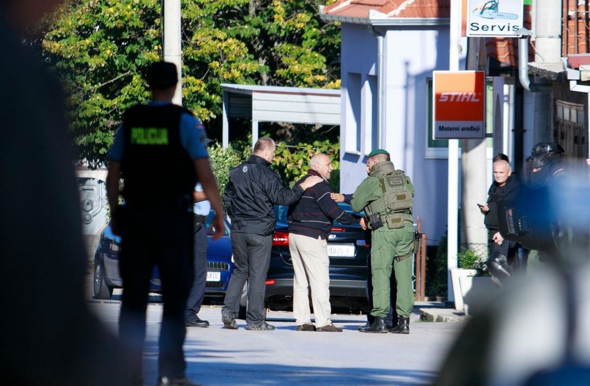 Predao se starac koji je u Sinju prijetio eksplozijom bombe i tri plinske boce