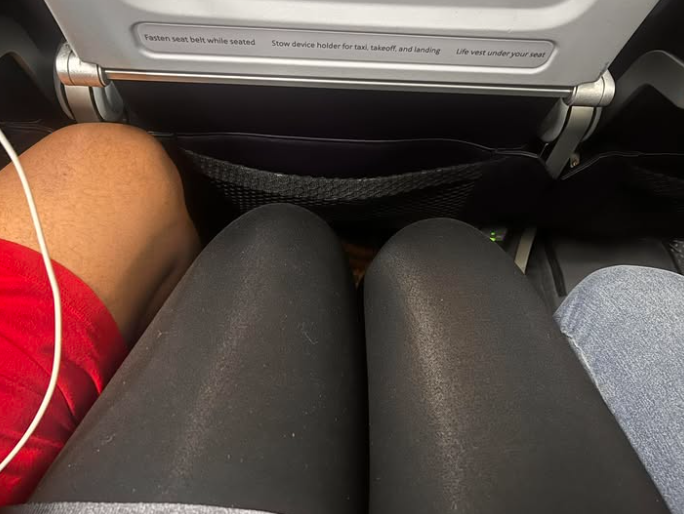 Sjedila između dvojice muškaraca na letu, fotka naljutila žene