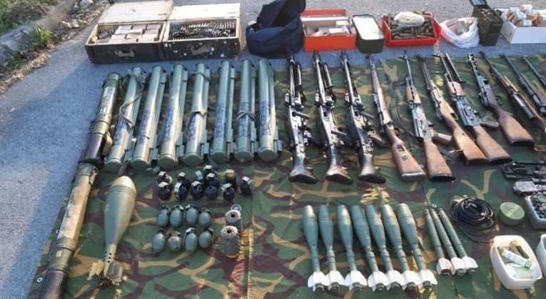 Kod muškarca u Zagrebu nađeno 12 komada oružja i hrpa streljiva