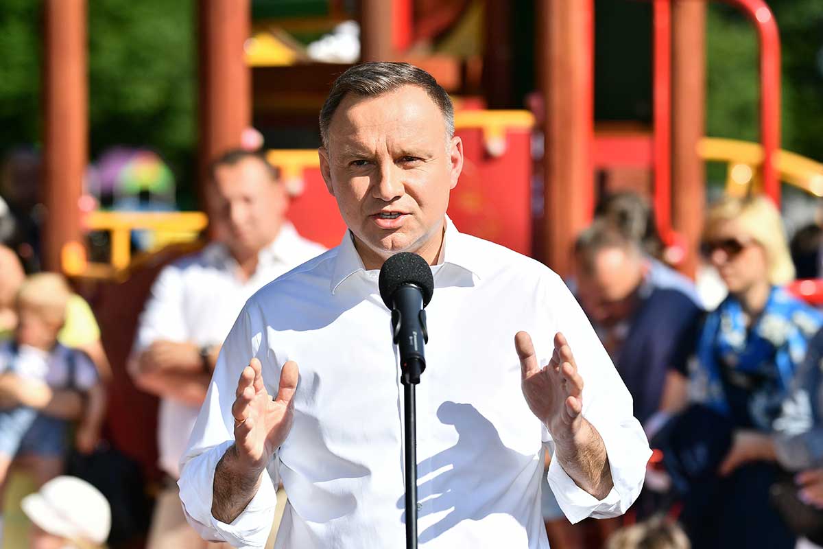 Duda bi mijenjao ustav, gej parovima bi zabranio posvajanje djece