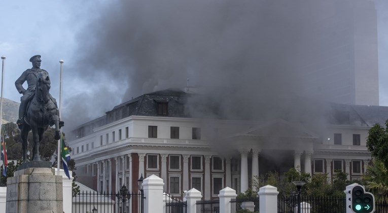 Južnoafrički parlament i dalje gori, strahuje se za skupe umjetnine. Uhićen muškarac