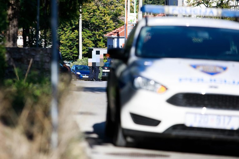 Žena u Sinju ukrala službeni pištolj policajcu iz kuće