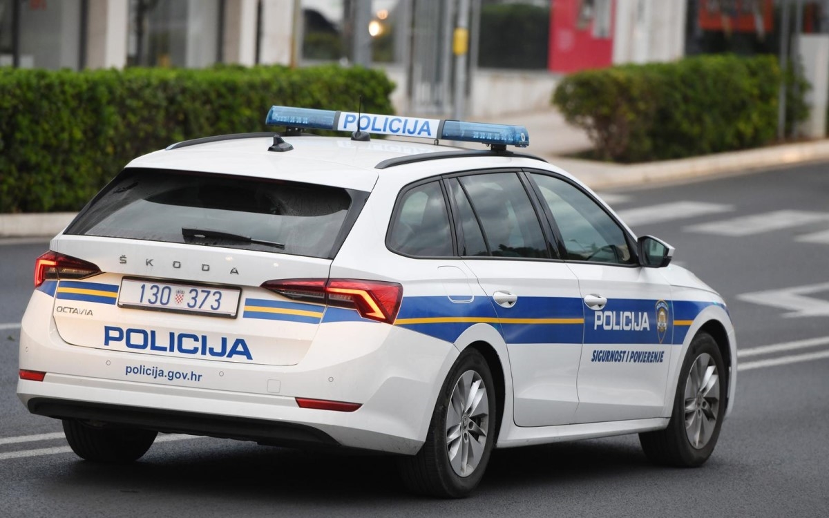 Na stubištu u Rijeci napao ženu, nastavio je tući i na cesti. Teško je ozlijeđena