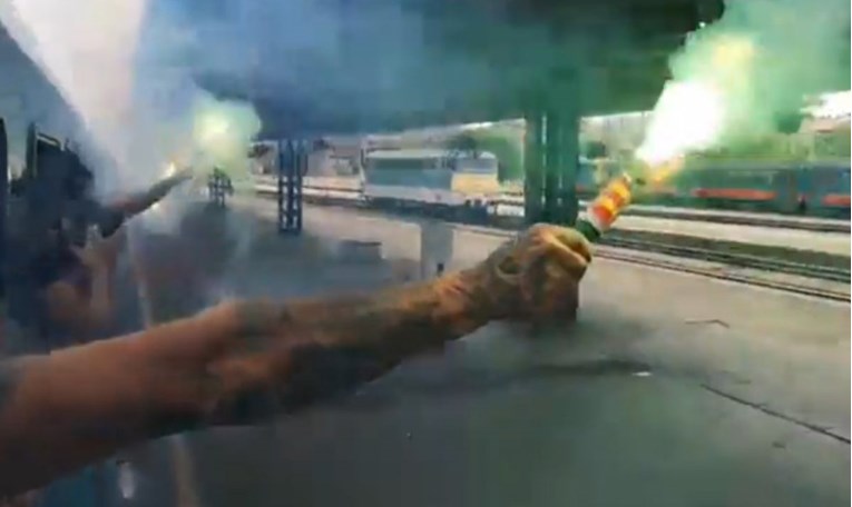 VIDEO Vlak sa zloglasnim huliganima uz veliku bakljadu na putu prema Zagrebu