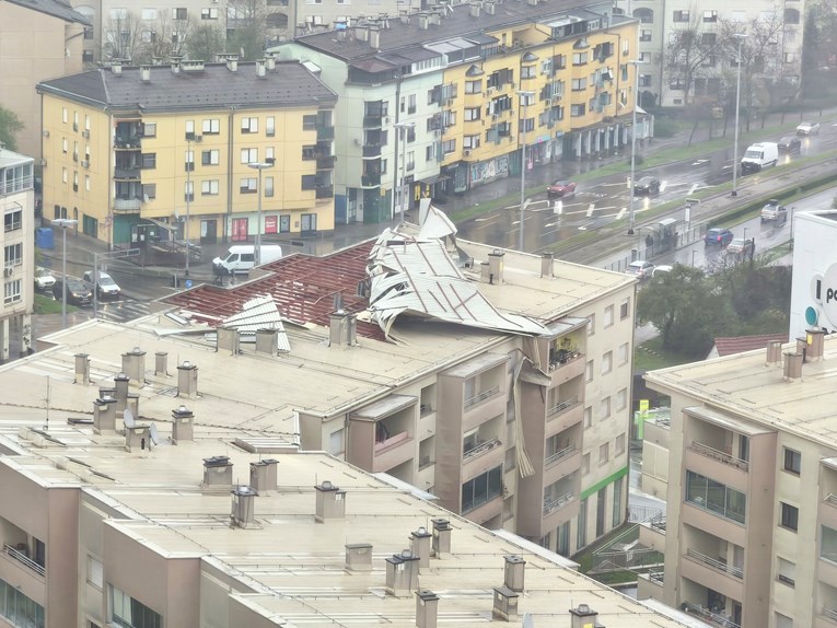 Nevrijeme ruši stabla i čupa krovove. Vatrogasci: Zabilježeno je 900 intervencija