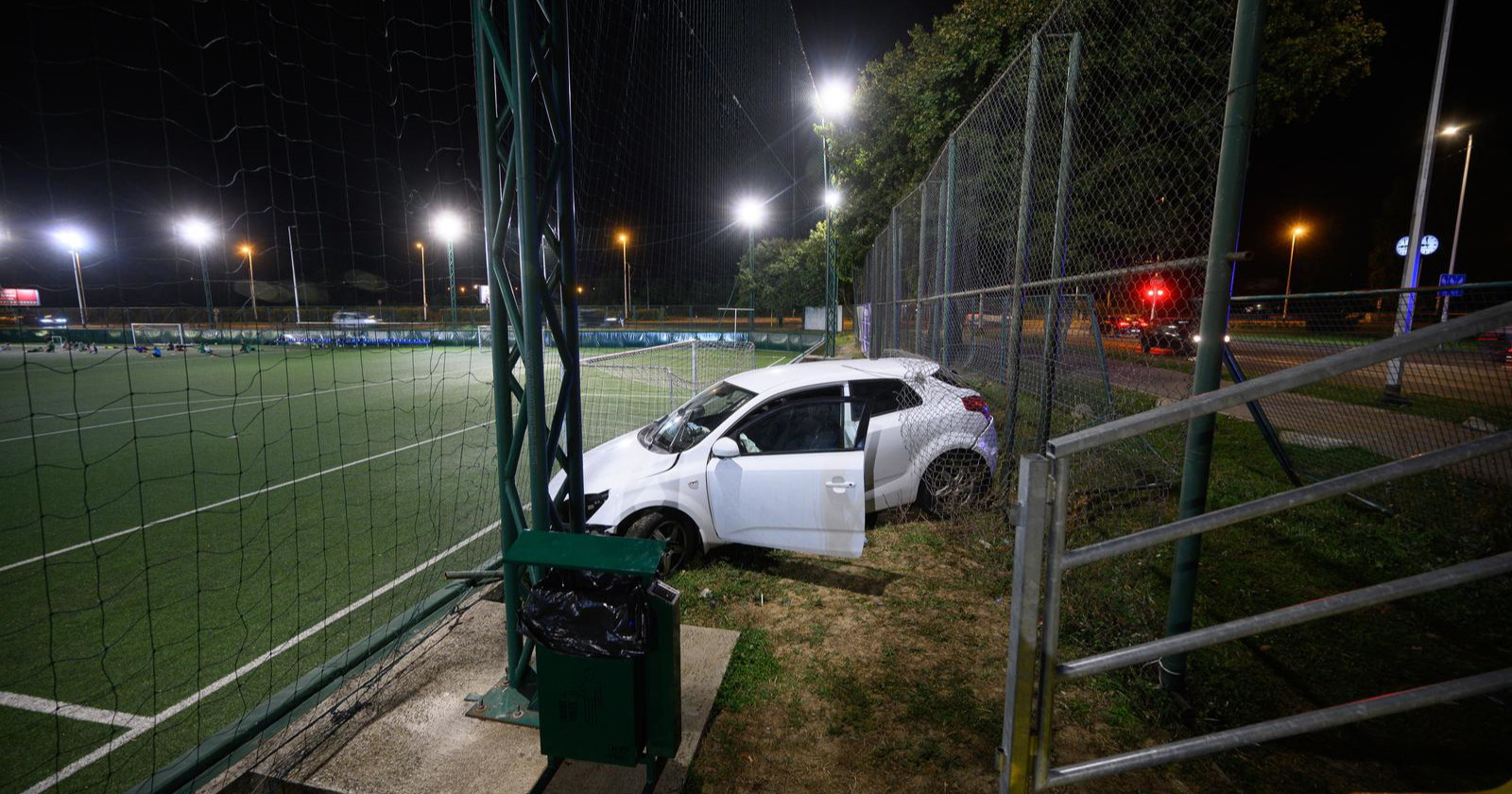 Pijan autom probio ogradu stadiona u Gajnicama. Određen mu istražni zatvor