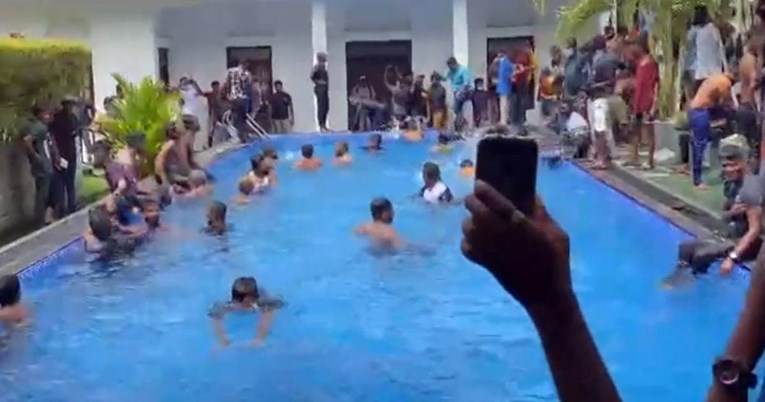 VIDEO Prosvjednici u Šri Lanki upali u palaču predsjednika pa se kupali u bazenu