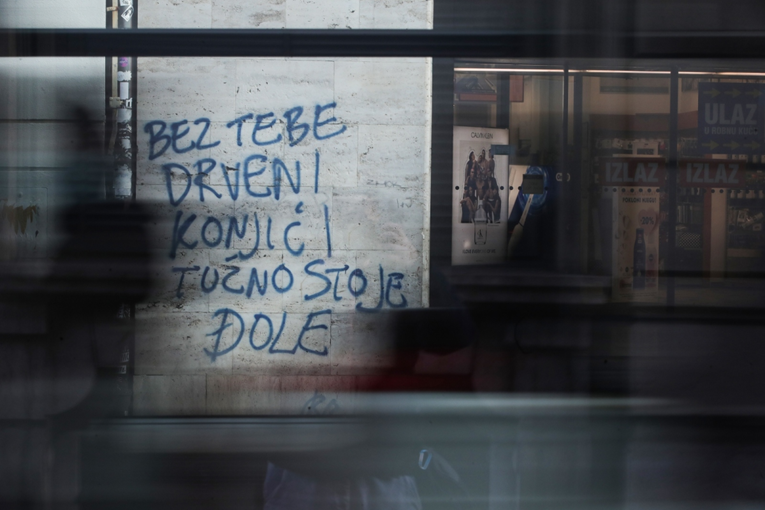 Na zgradi u centru Zagreba osvanule emotivne poruke: Vidimo se u nekom drugom cirkusu