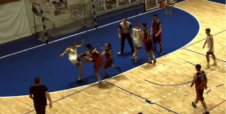 Brutalna tučnjava na košarkaškoj utakmici u Srbiji. Nekoliko igrača završilo na podu