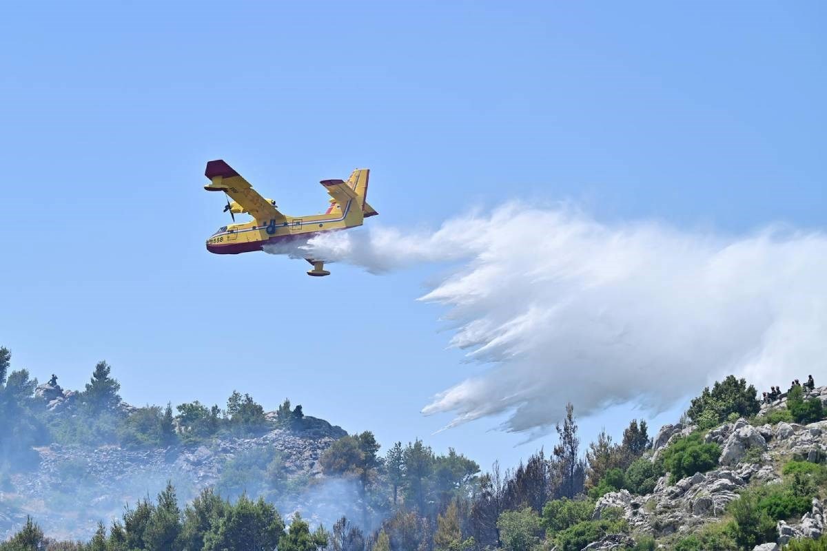 Gori kod Škabrnje, dignuto pet aviona. Puše bura, vatra zaprijetila kućama