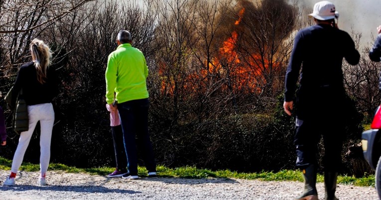 Izbio je požar pokraj Splita, na terenu 12 vatrogasnih vozila