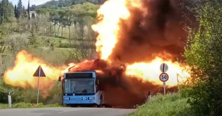 VIDEO Bus javnog gradskog prijevoza nestao u plamenu
