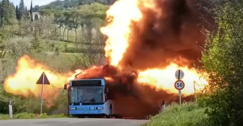 VIDEO Pogledajte stravičnu snimku autobusa u plamenu