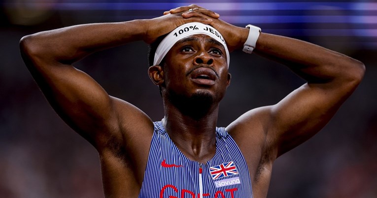 Sprinter nosio natpis "100% Isus". Organizatori mu naredili da ga skine