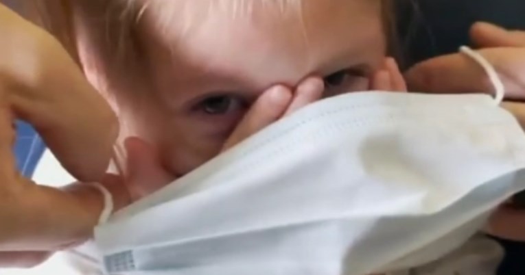 Dvogodišnjakinja nije htjela staviti masku, cijelu obitelj izbacili iz aviona