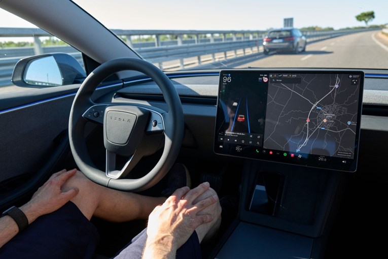 Tesla pod istragom. "Autonomni" auti prolazili kroz crveno, vozili po krivoj strani