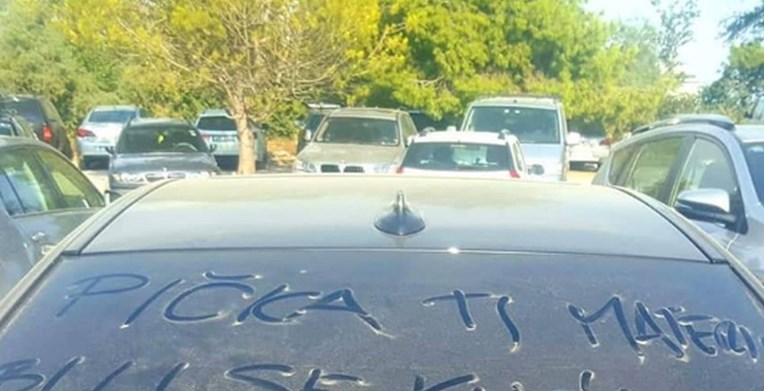 Bijesni Dalmatinac ostavio poruku strancu na autu: "Jadan on kad mu prevedu"