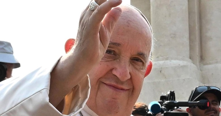 Papa: Manje trošite na vojsku