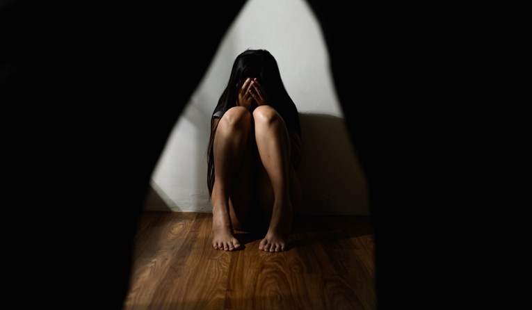 Devetorica u Italiji silovala curice od 10 i 12 godina, jedan sve prenosio uživo